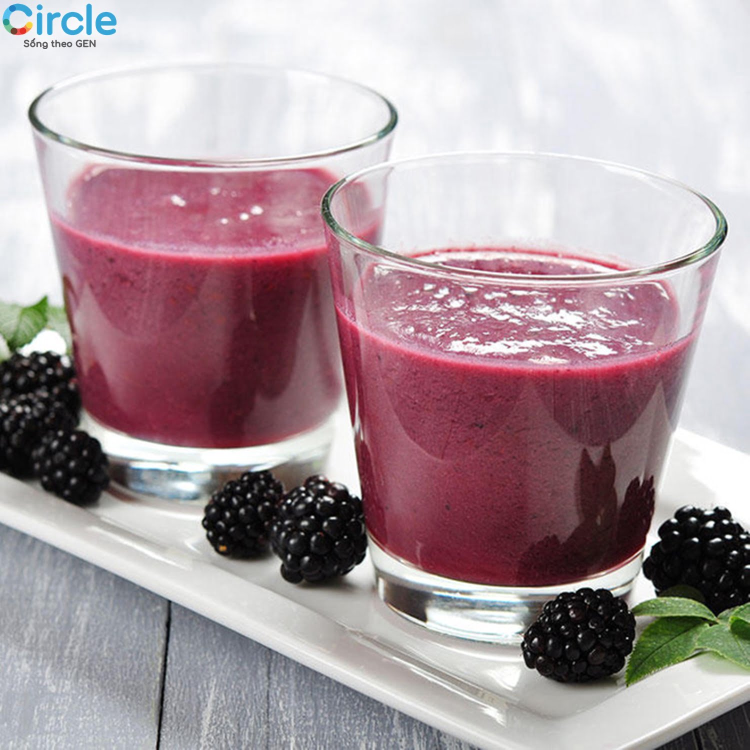 Dâu đen, sữa tách béo, 1 muỗng hạnh nhân và 1 thìa mật ong sẽ tạo nên một ly sinh tố đầy bổ dưỡng.