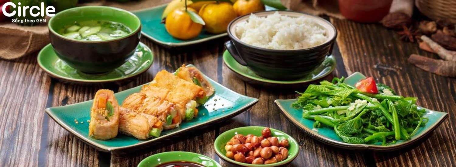 Bữa trưa đầy đủ dinh dưỡng giúp bù đắp năng lượng đã tiêu hao trong buổi sáng và phục vụ cho các hoạt động buổi chiều.