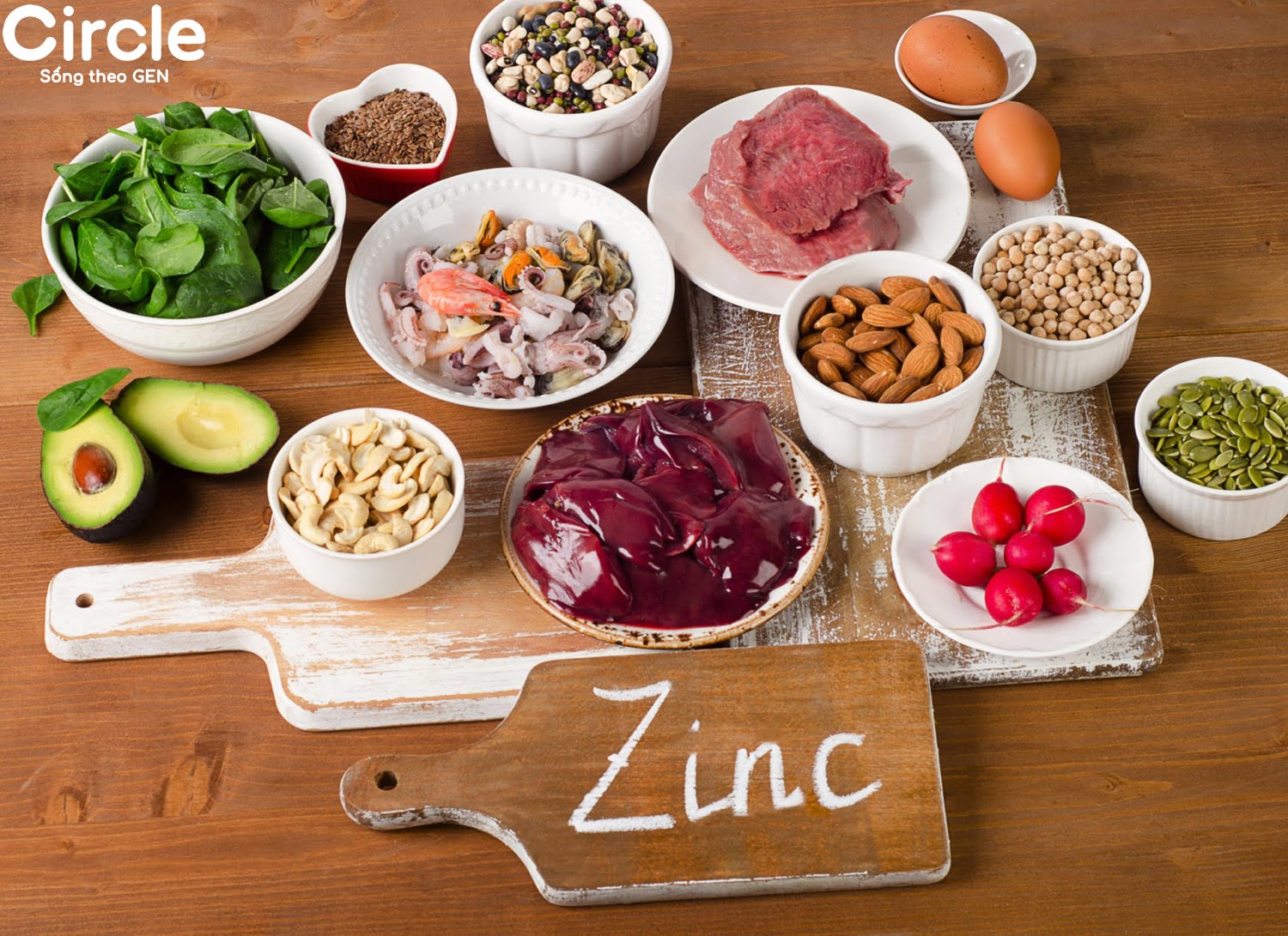 Các thực phẩm giàu kẽm gồm: thịt gà, thịt vịt, thịt đỏ, đậu phụ, quả hạch, hàu, các loại ngũ cốc, thịt đỏ, đậu phộng…