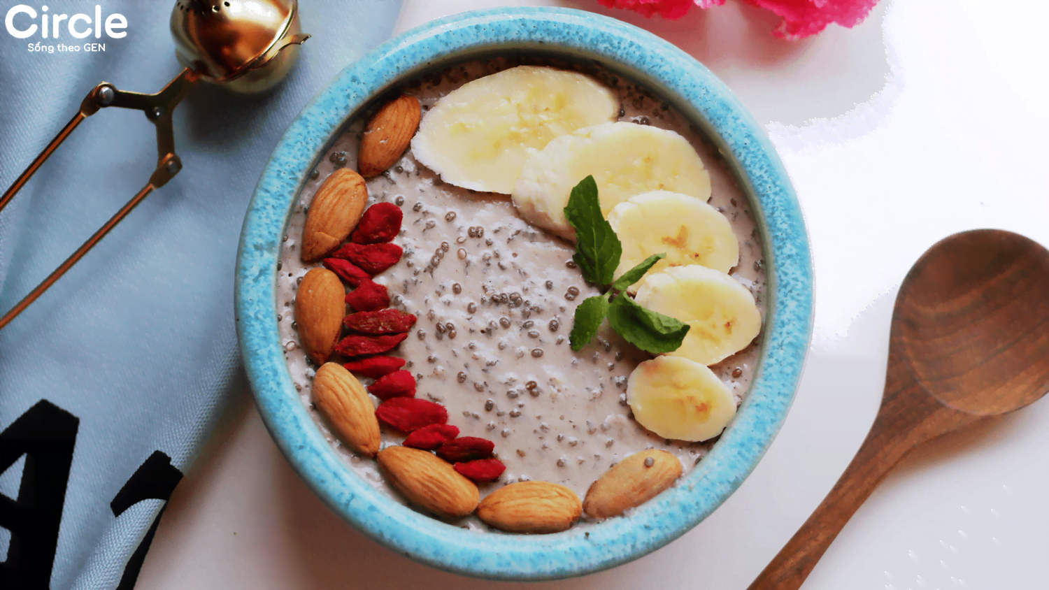 Chén yến mạch cùng trái cây tươi trong chế độ ăn cho người tập gym sẽ là bữa ăn hoàn hảo cung cấp đủ năng lượng trước mỗi bữa tập.