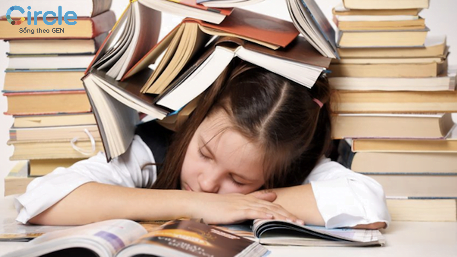 Áp lực học hành, thi cử cũng là 1 trong những nguyên nhân gây đau dạ dày ở trẻ em.