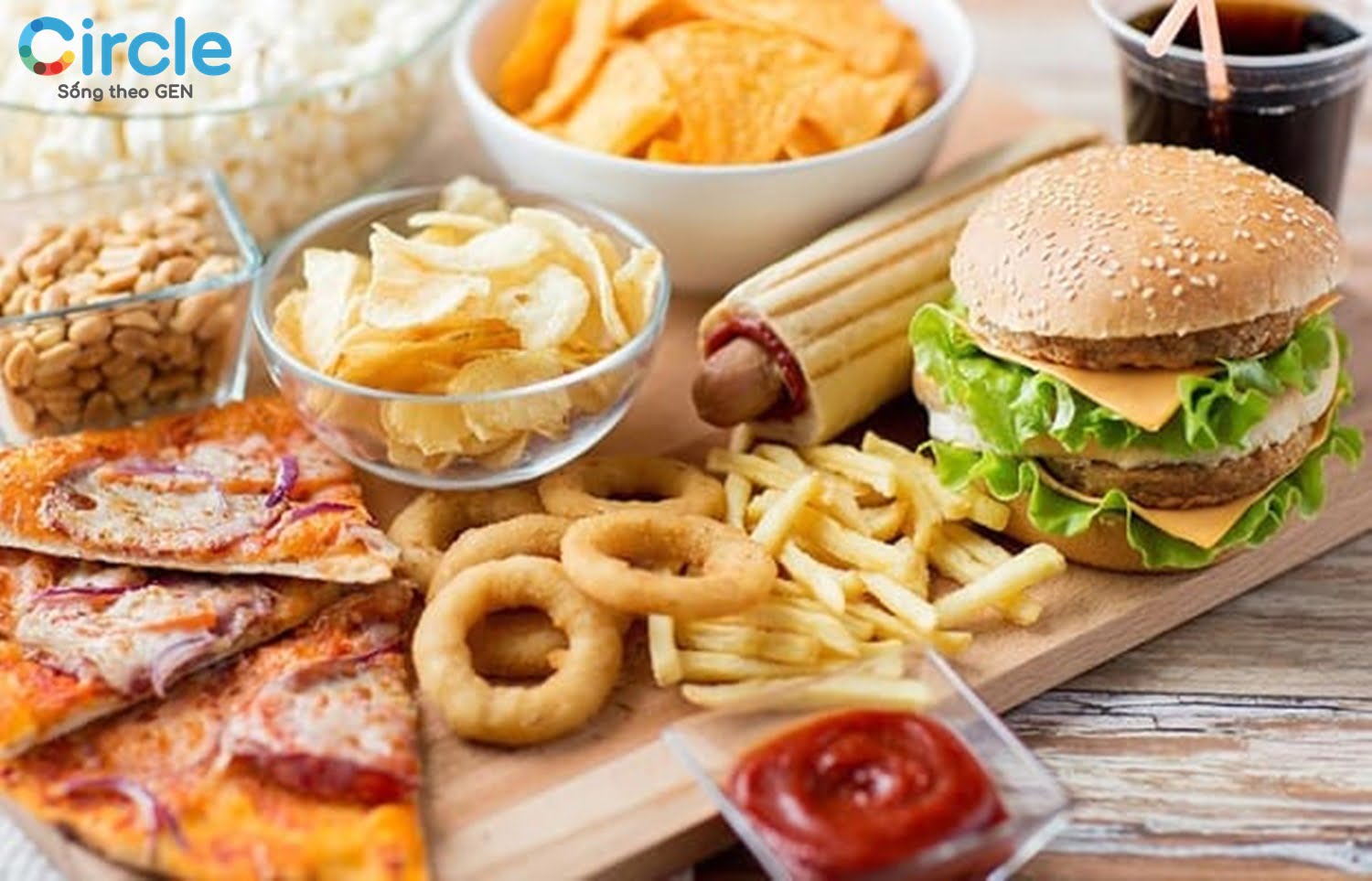 Trong thực đơn cho trẻ bị đau dạ dày tuyệt đối không có những loại thực phẩm giàu năng lượng như thức ăn chiên, xào, thức ăn nhanh, ...