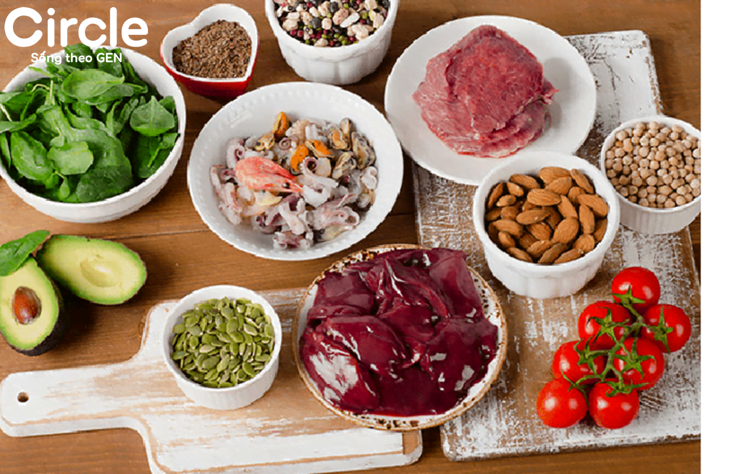 Tim, gan, trứng, thịt, cá, tôm, cua, đỗ, đậu, lạc vừng, rau xanh và quả chín là những loại thực phẩm giàu sắt, không thể thiếu trong chế độ ăn cho trẻ thiếu máu.