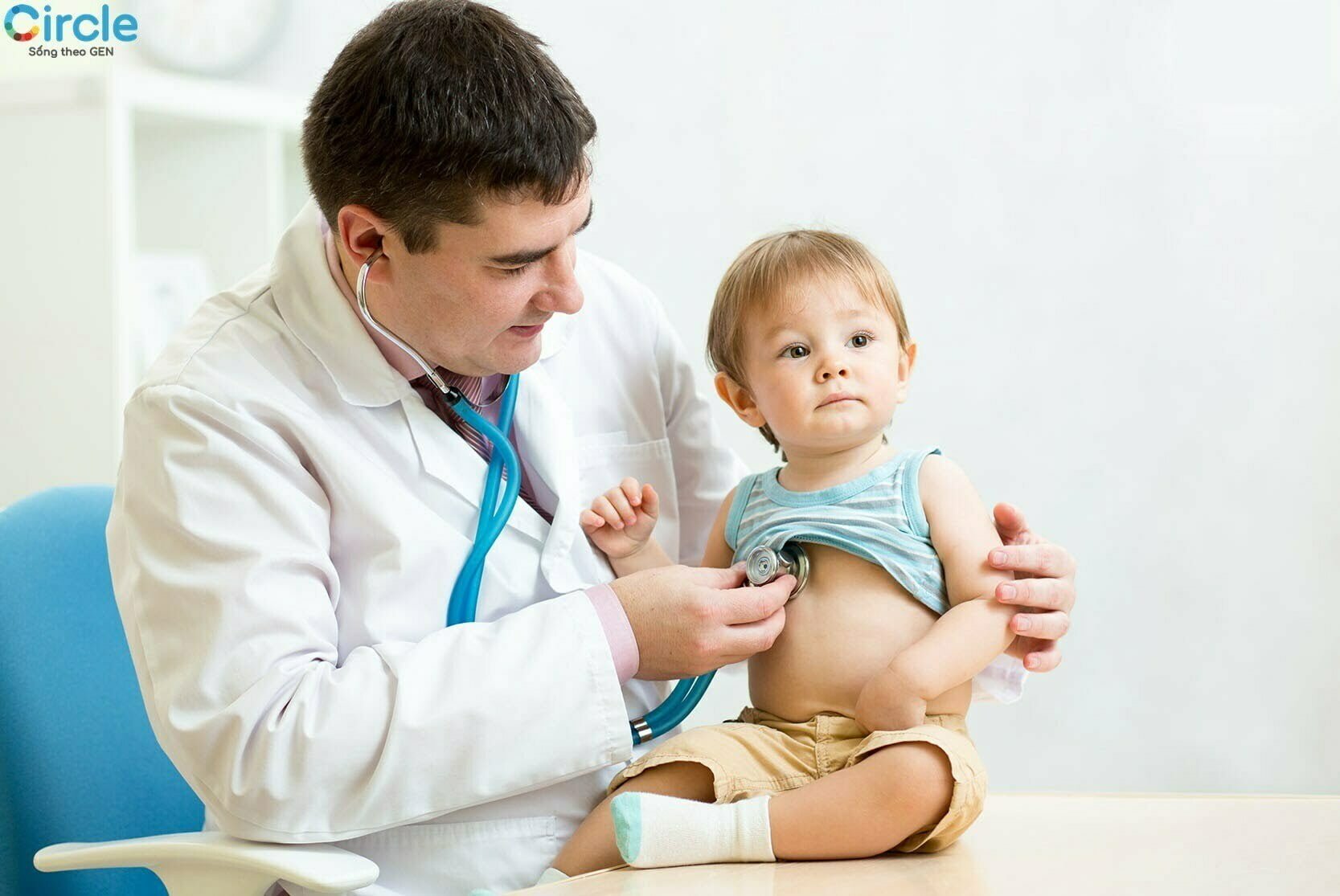 Nếu trẻ gặp tình trạng chậm tăng cân hoặc suy dinh dưỡng, trẻ cần được bác sĩ chuyên khoa dinh dưỡng khám và tư vấn một thực đơn giàu năng lượng, đạm và béo hơn.