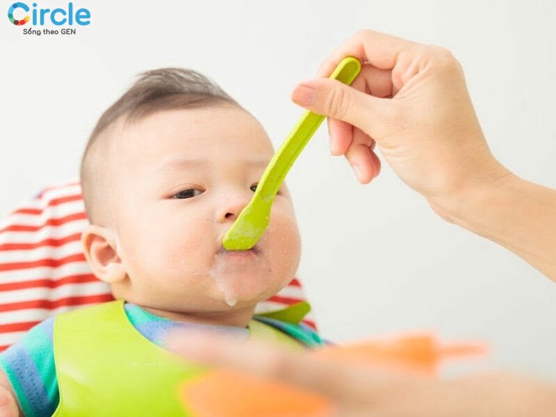 Mẹ cần chú ý gì khi xây dựng chế độ ăn cho trẻ từ 6-12 tháng tuổi?