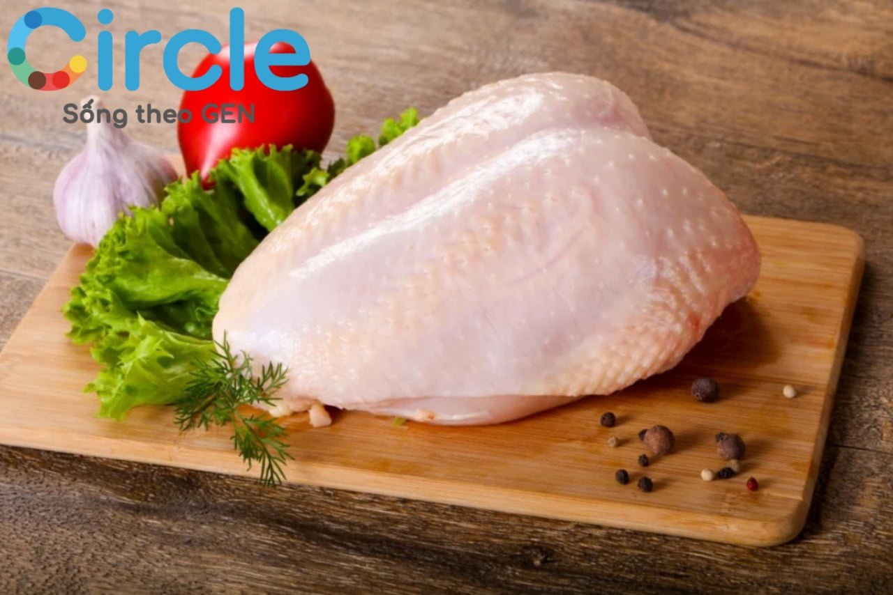 Thịt gà là loại thịt giàu protein, cực kỳ tốt cho sự tăng trưởng và phát triển chiều cao nhanh chóng của trẻ.