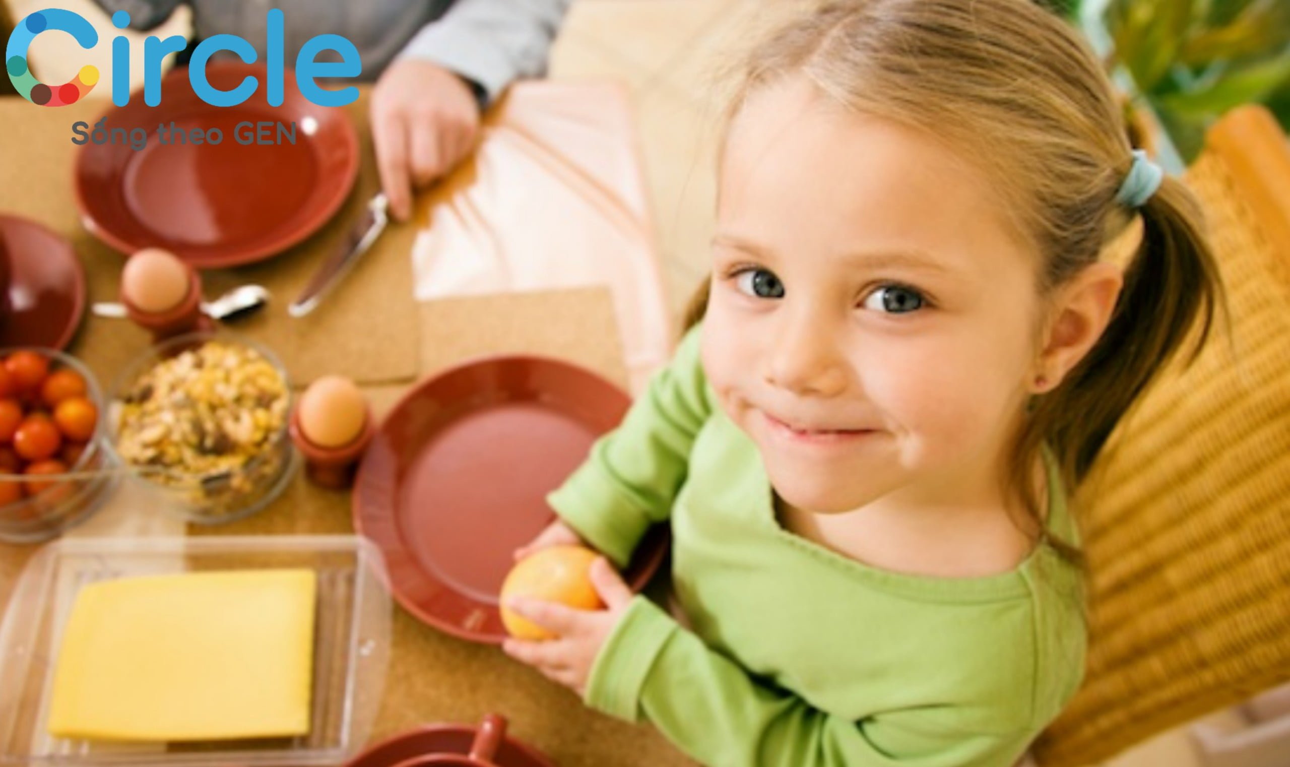 Hãy để con phụ giúp mẹ khi chế biến thức ăn nhé! Điều này giúp con kết nối với món ăn và ăn ngon hơn đấy mẹ ạ!