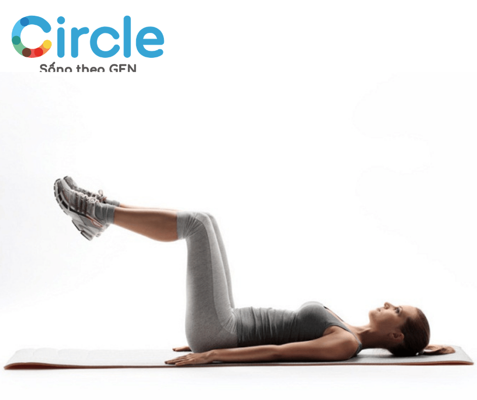 Nâng chân lên cao là bài tập siêu đơn giản, ai cũng có thể áp dụng và tập luyện được.