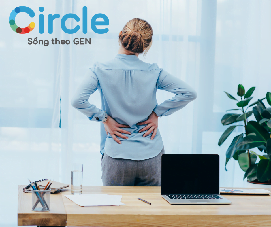 Nhân viên văn phòng ngồi làm việc nhiều trên máy tính cùng lối sống ít vận động thường rất dễ bị đau lưng.