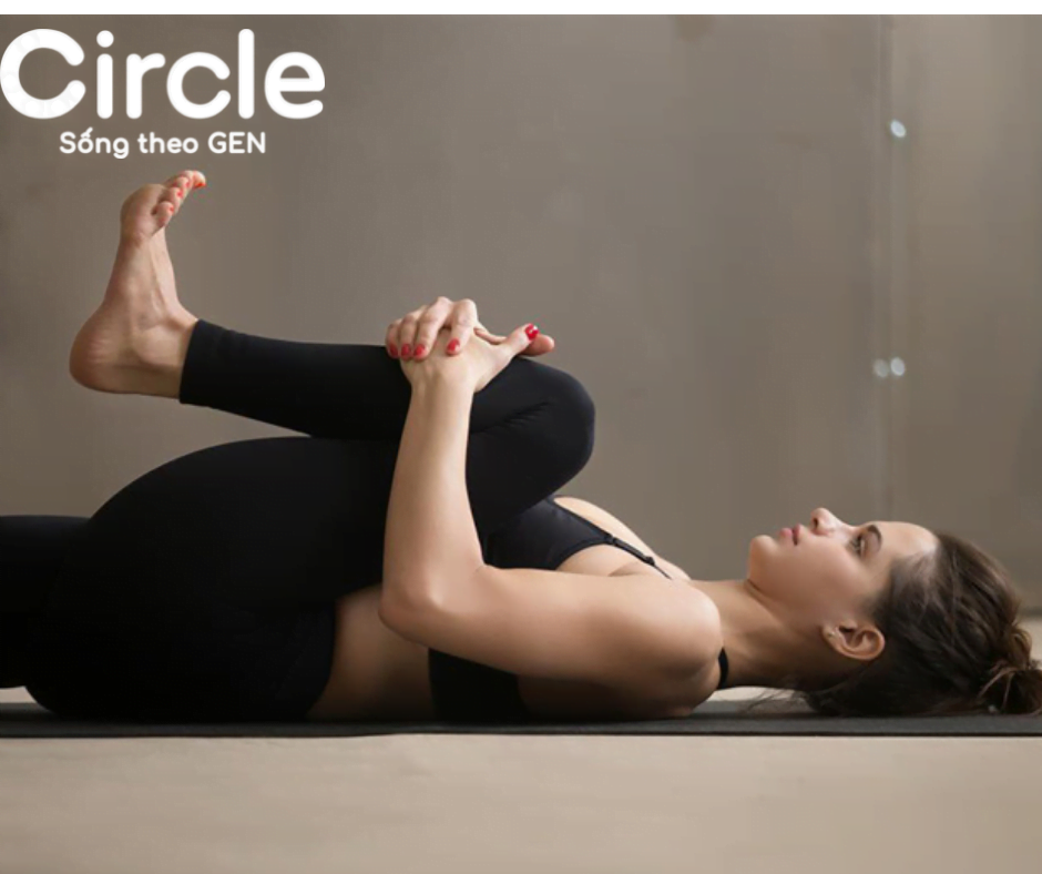 Bài tập này có tác dụng giúp thư giãn các cơ và kéo dài phần lưng dưới. Đồng thời giúp giảm căng thẳng và hạn chế áp lực lên cột sống. Từ đó giảm đau hiệu quả.