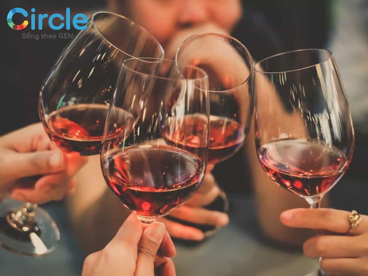 Vài ly rượu vang đỏ không chỉ không gây hại mà ngược lại còn khá có ích cho huyết áp của bạn.